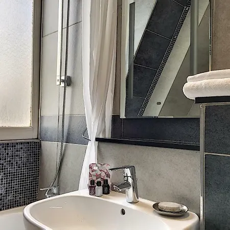 Nestor&Jeeves - Traveller - Central - By Train Station - Top Floor * Nice